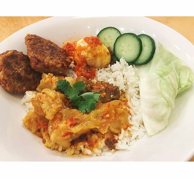 All the fancy food in the world 🌎 But when you wake up craving cow foot, you just got to cook it 🤪. Kikil (cow trotter) curry, a staple in every Indonesian #warteg . Grew up with this gelatinous goodness. House-made potato cake and egg sambal with se… ift.tt/2mJ30WZ