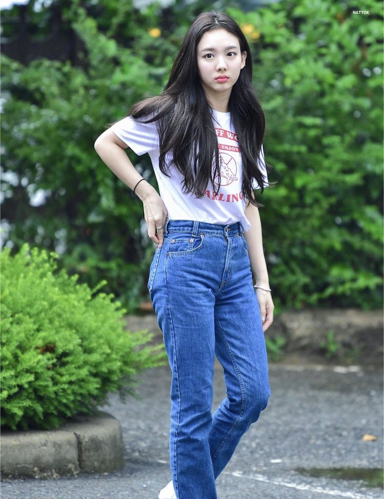 woojnie's tweet photo. 🏹 nayeon’s outfits :a thread: https://t.co/H9zOCi6t2M