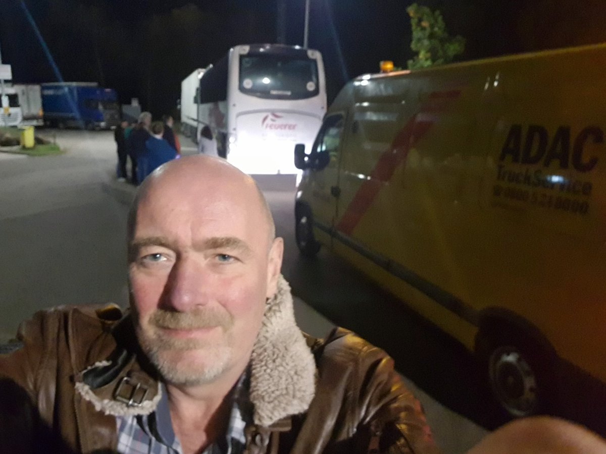 tjarosch66's tweet photo. Fast 3.00 Uhr in Rammstein - die Frisur sitzt. INVICTUS!!!
Buspanne des Fanbusses auf der Rückfahrt vom Auswärtssieg in Kirchheim!
Hauptquartier im angrenzenden Burger King aufgeschlagen....
Ein Hoch auf den gelben Engel vom ADAC ! https://t.co/aNdpvzQalv