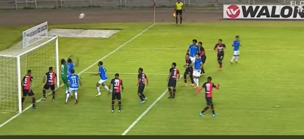 Siento impotencia y rabia por lo sucedido esta noche. Nuevamente los árbitros terminan siendo más importantes que los futbolistas y nos perjudican todo el trabajo. Sobre la jugada de gol del rival, está claro que me hacen falta!!! ¿No ven la repetición? Por favor!!!
