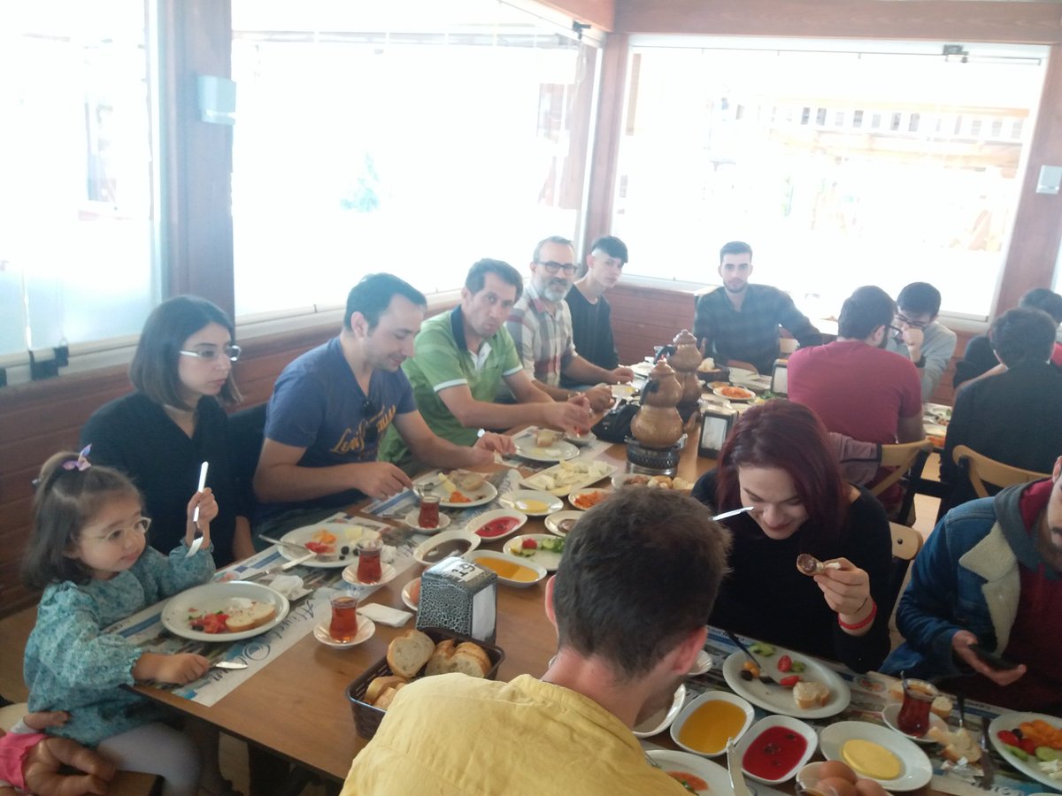 CografyaSamu's tweet photo. SAMÜ Coğrafya Böl olarak şehrimize ve üniversitemize yeni gelen öğrencilerimizle tanışma ve kaynaşma kahvaltısı düzenledik. 
Kahvaltının ardından Atakum iskelesinde yürüyüş/foto çekimi ile mutlu ve başarılı bir arkadaşlığın da tohumlarını serpmenin gururu içerisindeyiz. https://t.co/bHKYzqx4yo