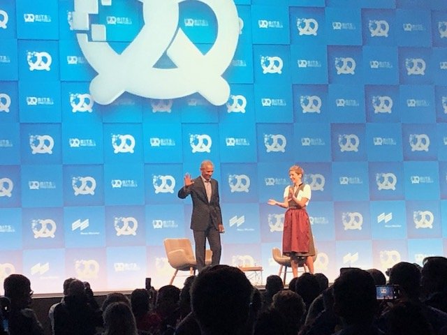 philippvetter's tweet photo. "#Greta ist sehr jung und die Bürde, die sie trägt ist sehr schwer. Eine 16-Jährige sollte das nicht tun müssen", sagt Barack #Obama bei der @bitsandpretzels über @GretaThunberg. "Wir, die wir uns Erwachsene nennen, müssen es angehen." #bits19 @welt https://t.co/lh7mL4ZLtj
