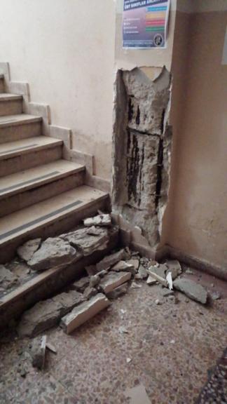 İstanbul Üniversitesi Çapa Diş Hekimliği Fakültesi'nde deprem nedeniyle oluşan çatlaklar üniversite yönetimi tarafından sıvayla kapattırılıyor.