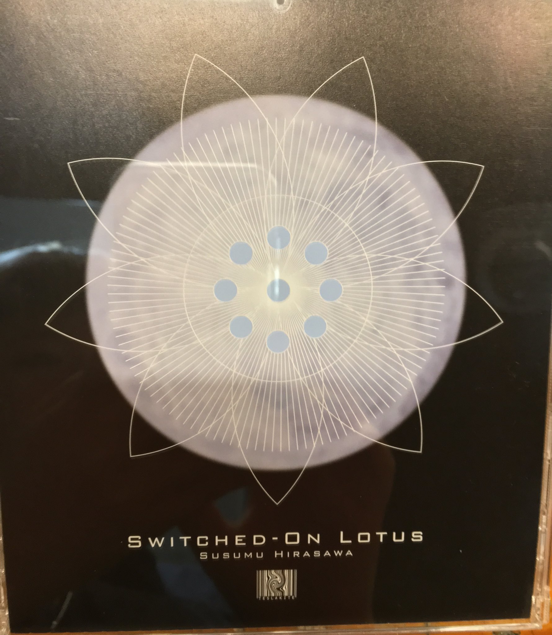 太田書店 七間町店 コ コ コレワ 新入荷 平沢進のリミックスアルバム Switched On Lotous 主に Sim City Sirenに収録されている曲の リアレンジアルバムになります 書き下ろし2曲 他界した9人のカトゥーイに捧げる追悼アルバム T Co