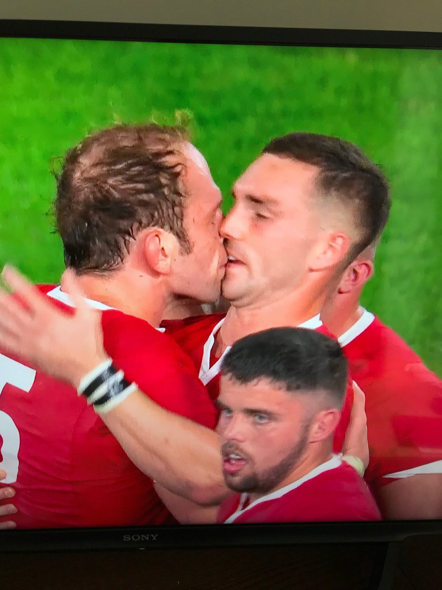 ⁦<a href="/AlunWynJones/">Alun-Wyn Jones</a>⁩ showing his appreciation for his ⁦<a href="/WelshRugbyUnion/">Welsh Rugby Union 🏴󠁧󠁢󠁷󠁬󠁳󠁿</a>⁩ team’s efforts at the #RWC2019 👄❤️🏉. Go #Walesrugby! #WalesvAustralia