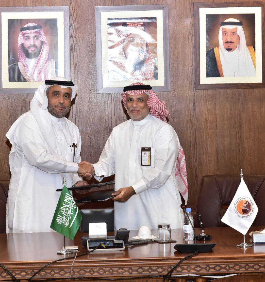 وقع الرئيس التنفيذي م. مصطفى المهدي مع مدير عام فرع معهد الإدارة العامة بالمنطقة الشرقية د. محمد باجنيد <a href="/IPAConnect/">معهد الإدارة العامة</a> مذكرة تفاهم تهدف لدعم وتعزيز علاقات التعاون والشراكة الاستراتيجية في مجال البحوث والدراسات الاستشارية والتدريب والتطوير.