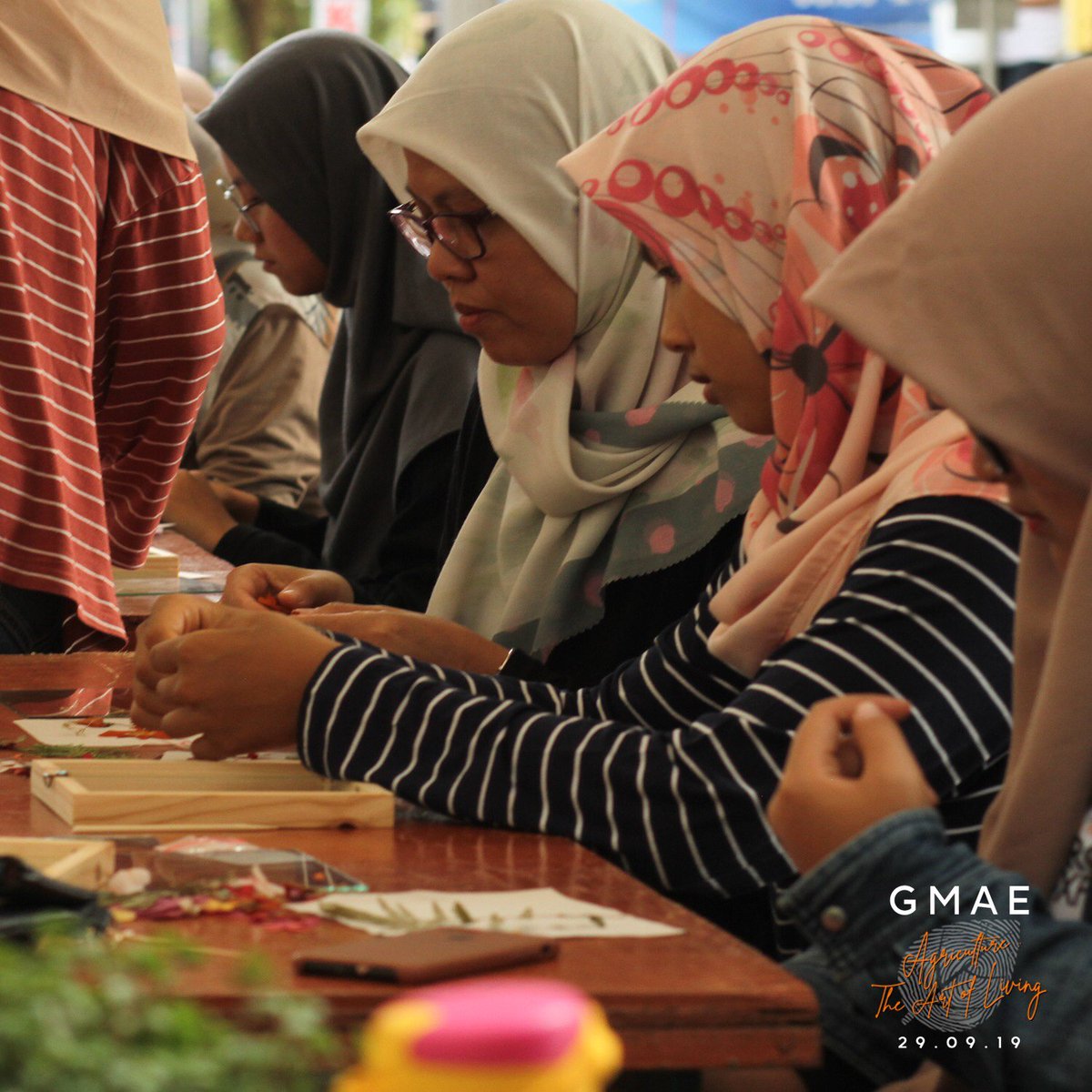 Workshop Pressed Flower by Artsycraft.  In this workshop we can learn how to make beautiful flower can be everlasting :)
#GMAE2019
#GadjahMadaAgroExpo