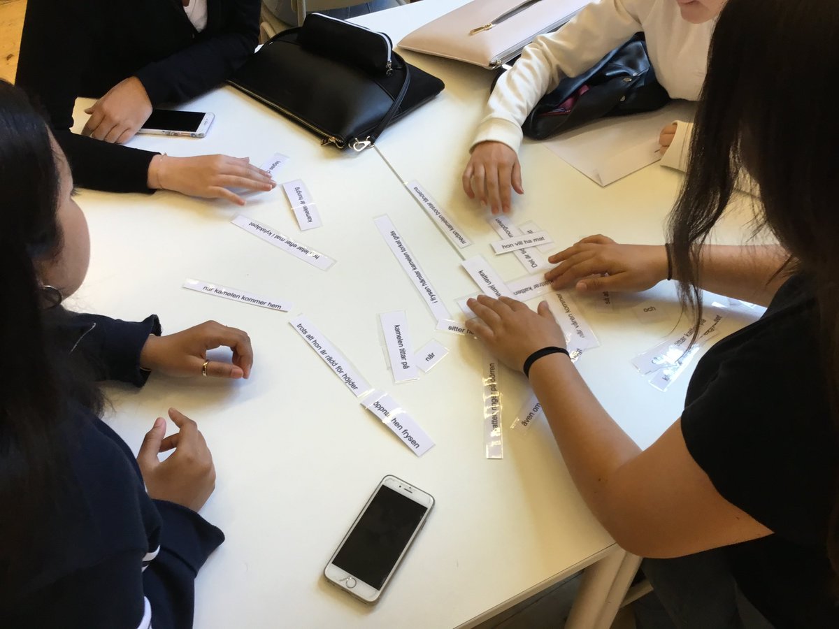 klundstromatmv's tweet photo. Thanks to our #VRGODENPLAN language teachers for leading such an inspiring "Språkdagen" - European food, films at lunchtime, a concert with European songs in multiple languages, and the highlight of the day - lecture with Grammar Guru, @sara_lovestam #togetherweachievemore https://t.co/QNEi1KdF4s
