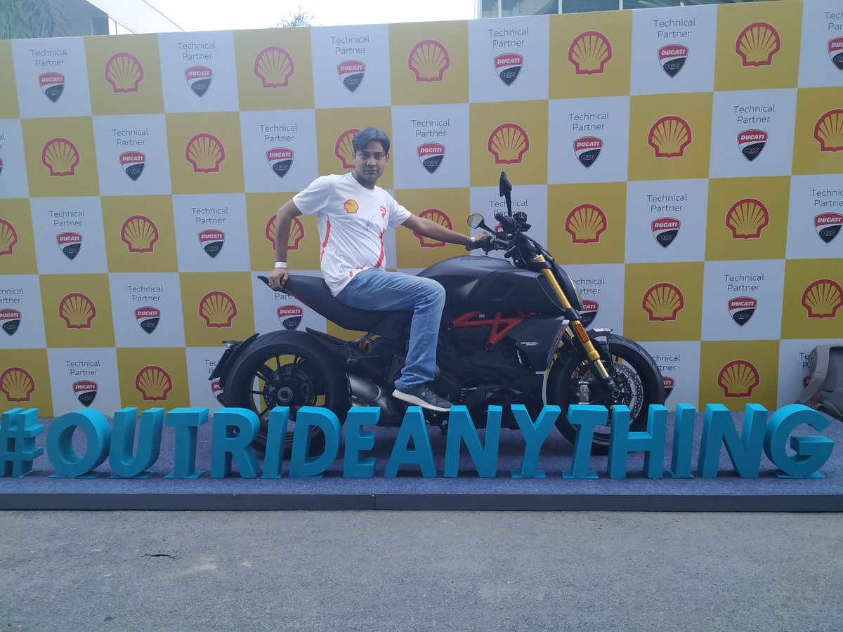vvek_parmar's tweet image. fan moment..wearing t-shirt signed by @AndreaDovizioso #ShellDucatiRidersDay #ShellExperience #OutrideAnything @Shell_india