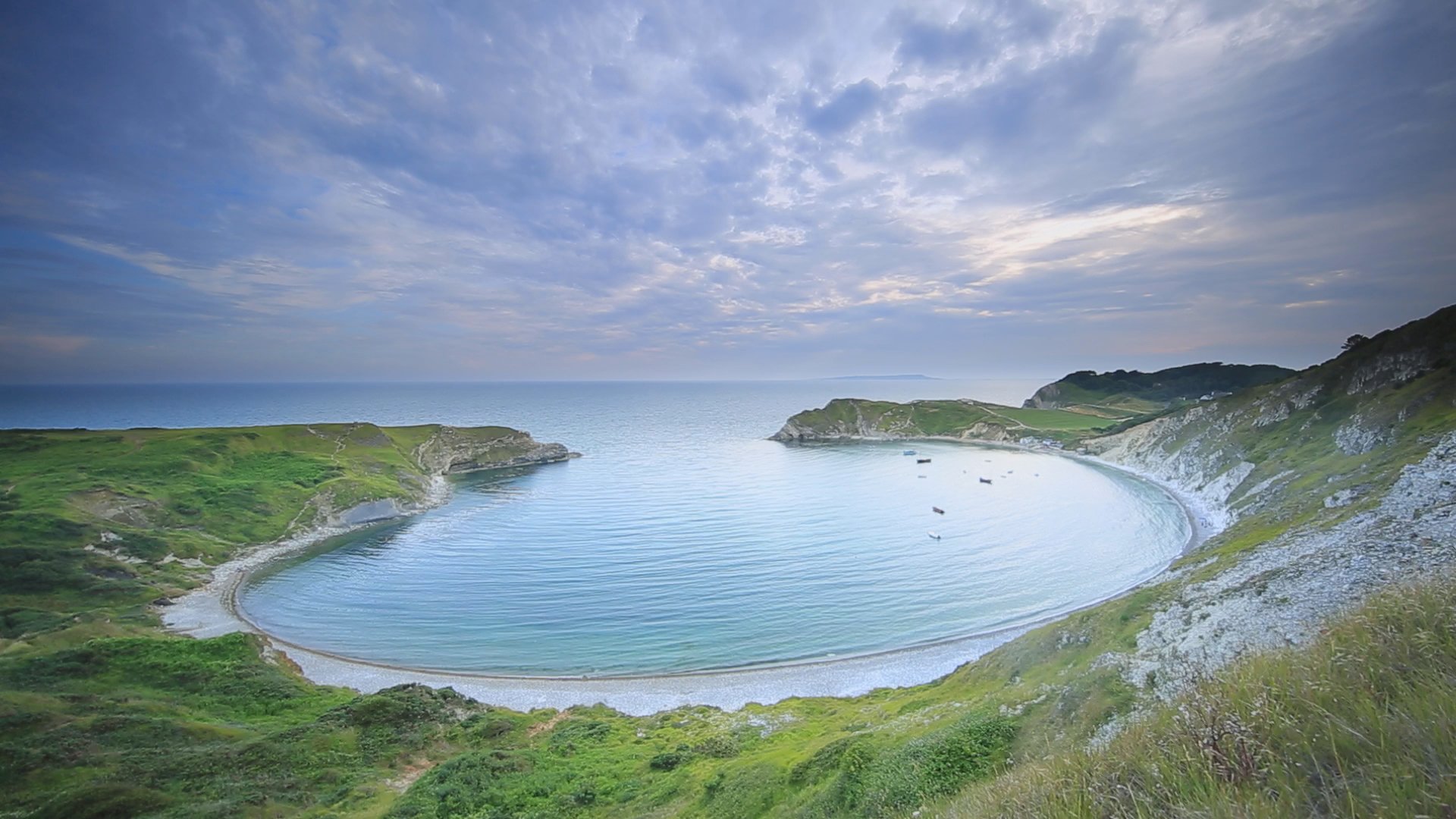 キヤノンマーケティングジャパン V Twitter 全長155km イギリスの絶景海岸 イギリス南部 ドーセットと東デヴォンの海岸 この地は写真のような真ん丸の湾もあり さらにジュラシック コーストとも呼ばれ 黄金に輝くアンモナイトの化石が見つかるのです その