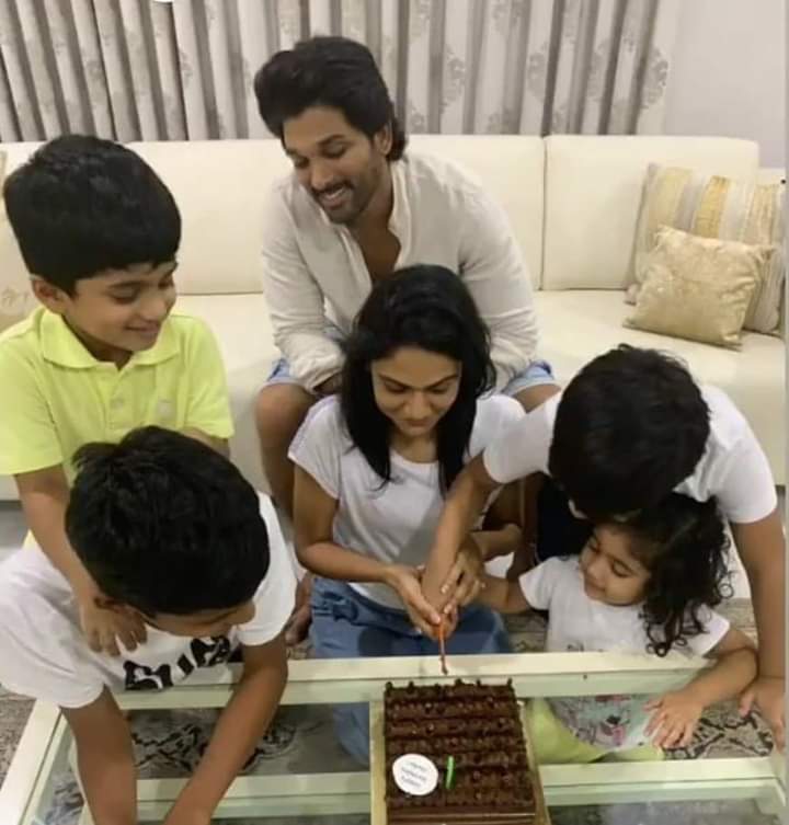 AAFA_Warangal's tweet photo. #AlluSneha birthday celebrations🎂🎊🎉
#AlluArjun #AlluAyaan #AlluArha #HBDSnehaArjun  Garu 

From #AAYW @AAYWOnline https://t.co/PoYdZnVA1n