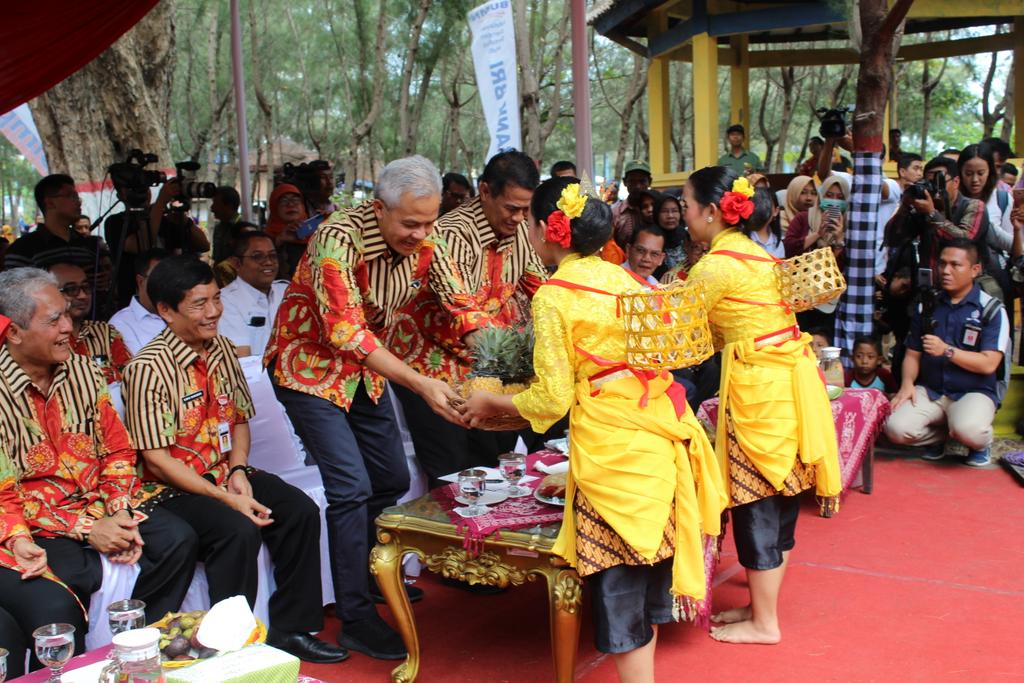 distannakjateng's tweet photo. Puncak acara #HariTaniJateng2019 Pantai Widuri @PemkabPemalang hr ini semakin semarak dg hadirnya Gub Jtg @ganjarpranowo,Mentan @Amran_Sulaiman1,jajaran dirjen @kementan,Bupati Pemalang,Forkopimda,SKPD @provjateng 
@SBanendro 
@kominfo_jtg 
#JatengGayeng https://t.co/ZaqPNfqSQM