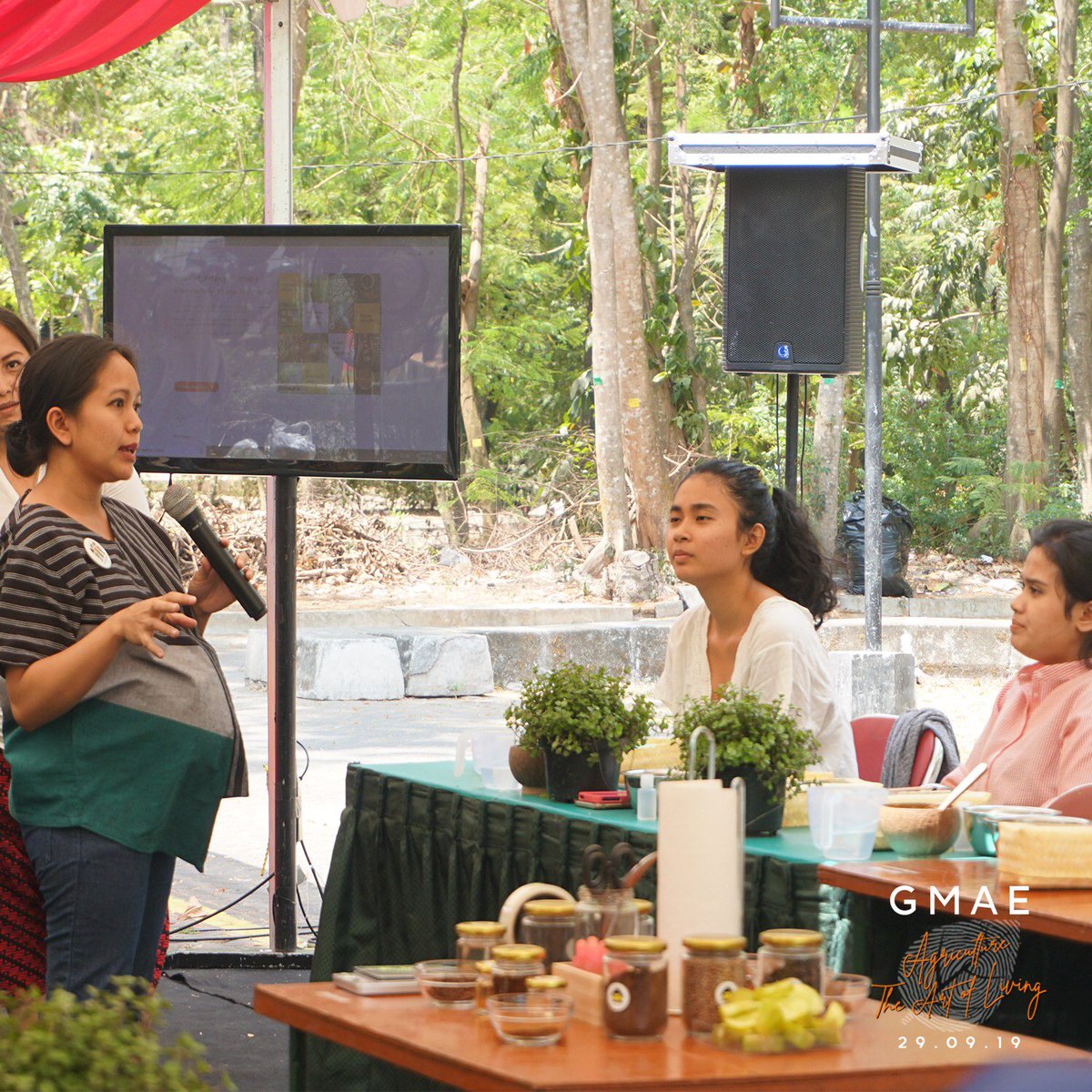 Coaching clinic Terrarium by Taman Kecil and Workshop Clay Mask and Natural Soap by Akuna Indonesia.