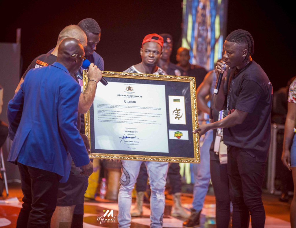 BurnitonMSG's tweet photo. Give honour to whom honour is due. 
A presentation of a citation + plaque 💎  to @stonebwoyb as Global Ambassador recognition of the fight against single use of #plastic.   A presentation acknowledged by the office of the president. @NAkufoAddo https://t.co/gWHvxAFItX