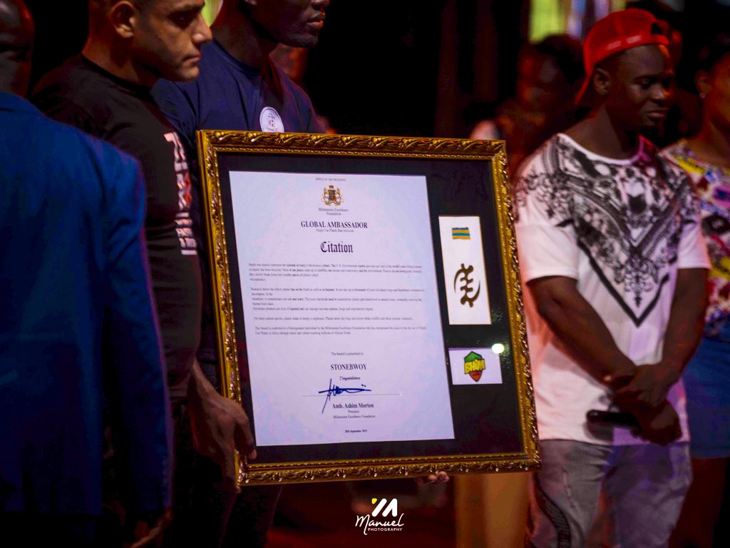 BurnitonMSG's tweet photo. Give honour to whom honour is due. 
A presentation of a citation + plaque 💎  to @stonebwoyb as Global Ambassador recognition of the fight against single use of #plastic.   A presentation acknowledged by the office of the president. @NAkufoAddo https://t.co/gWHvxAFItX
