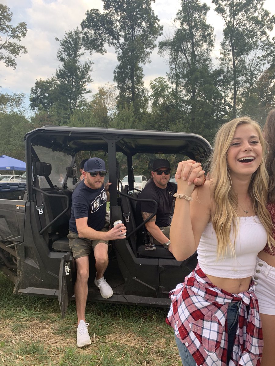 karleybecker's tweet photo. @coleswindell thank you for jumping in our picture, we love you https://t.co/nER8z4rgbA