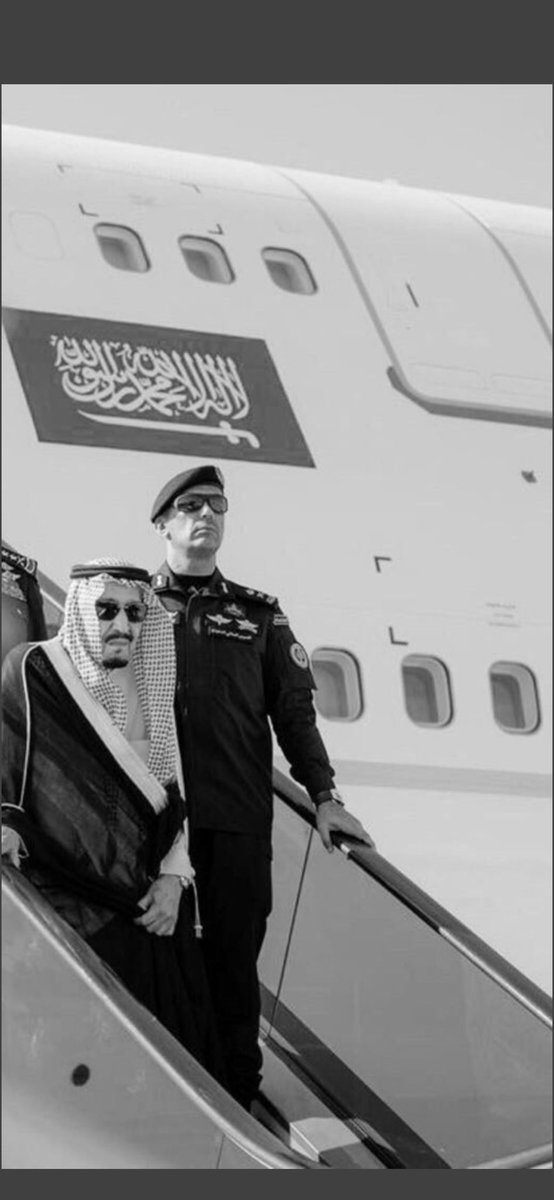 AlaiHamdan12's tweet photo. صبح الاحد عيا يعدي على خير
لاعاد صبحٍ مثل هذي علومه 

قفت بحارس شيخ نجد المقادير
واركت على الشعب السعودي همومه

رحل مثل مايرحلون الاساطير 
الغدر ماتخطي النوادر سهومه 

مثل الفغم ماهو بفقده على مطير
(هذا فقيد الدار شعب وحكومه )

#عبدالعزيز_الفغم https://t.co/ccqkWShyM7
