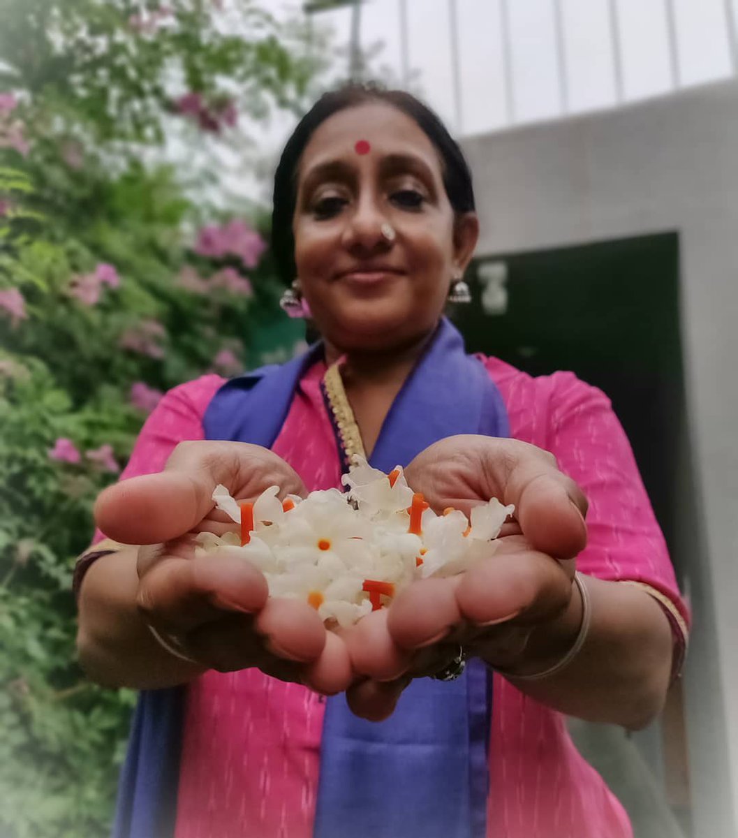 addymitra's tweet photo. This picture is special coz it has my favs 2gethr in a single frame Didi &amp; Sheuli ♥️ Wd d onset of Durga puja, this picture symbolizes an offering to Maa-from one 2 another #amkfotography #Navratri #DurgaPuja #PicOfTheDay #aratrika #oneplus6t #sheuli #Maa #offering https://t.co/BYVG4X70ys