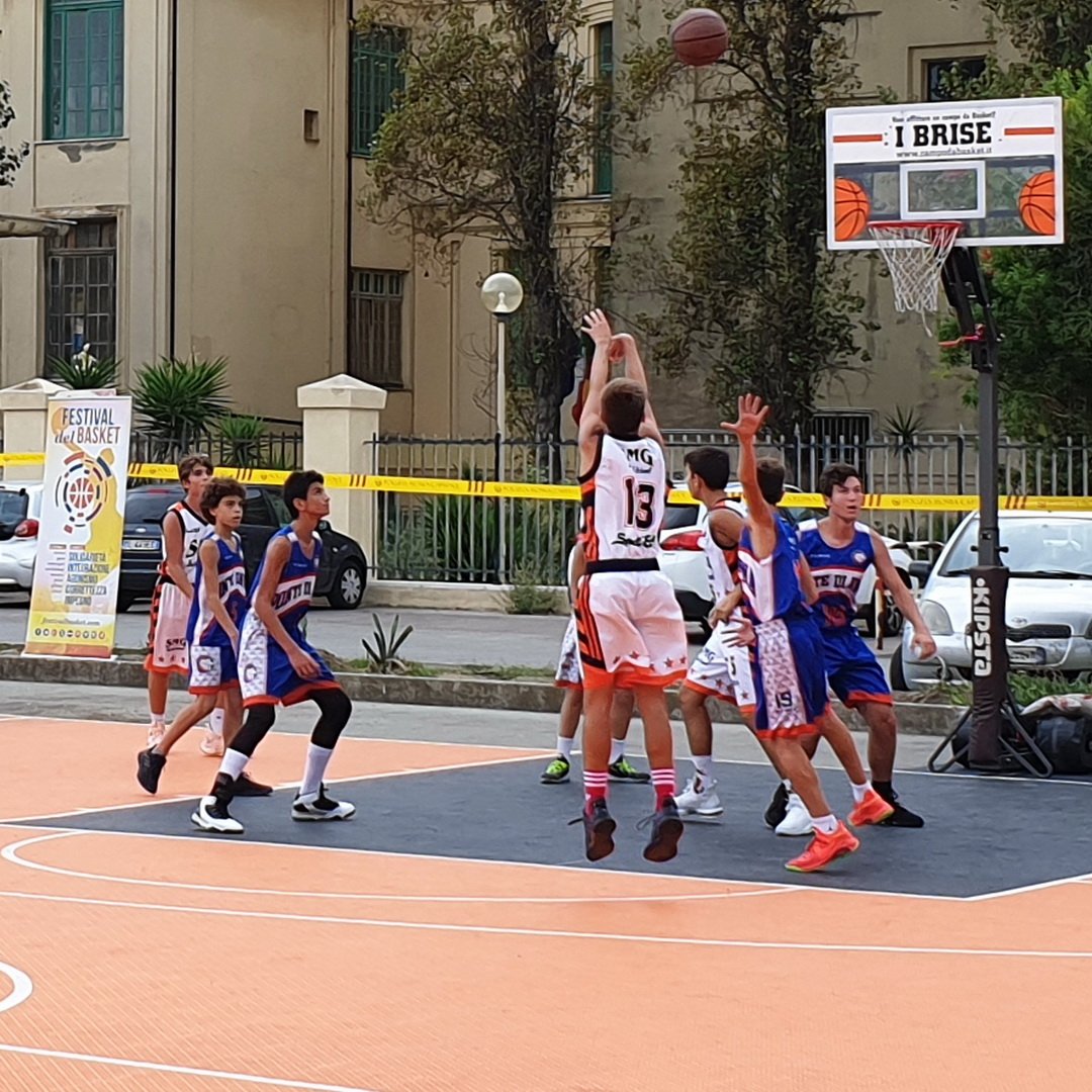 BeachBasket's tweet photo. Non è sulla sabbia ma è molto vicino al mare, felici per come sta andando il secondo @FestivalBasket ad Ostia

#ostia #ostialido #ostiabeach
#festivalbasket #festivaldelbasket #basket #basketball #pallacanestro https://t.co/LPgvFZo8x6