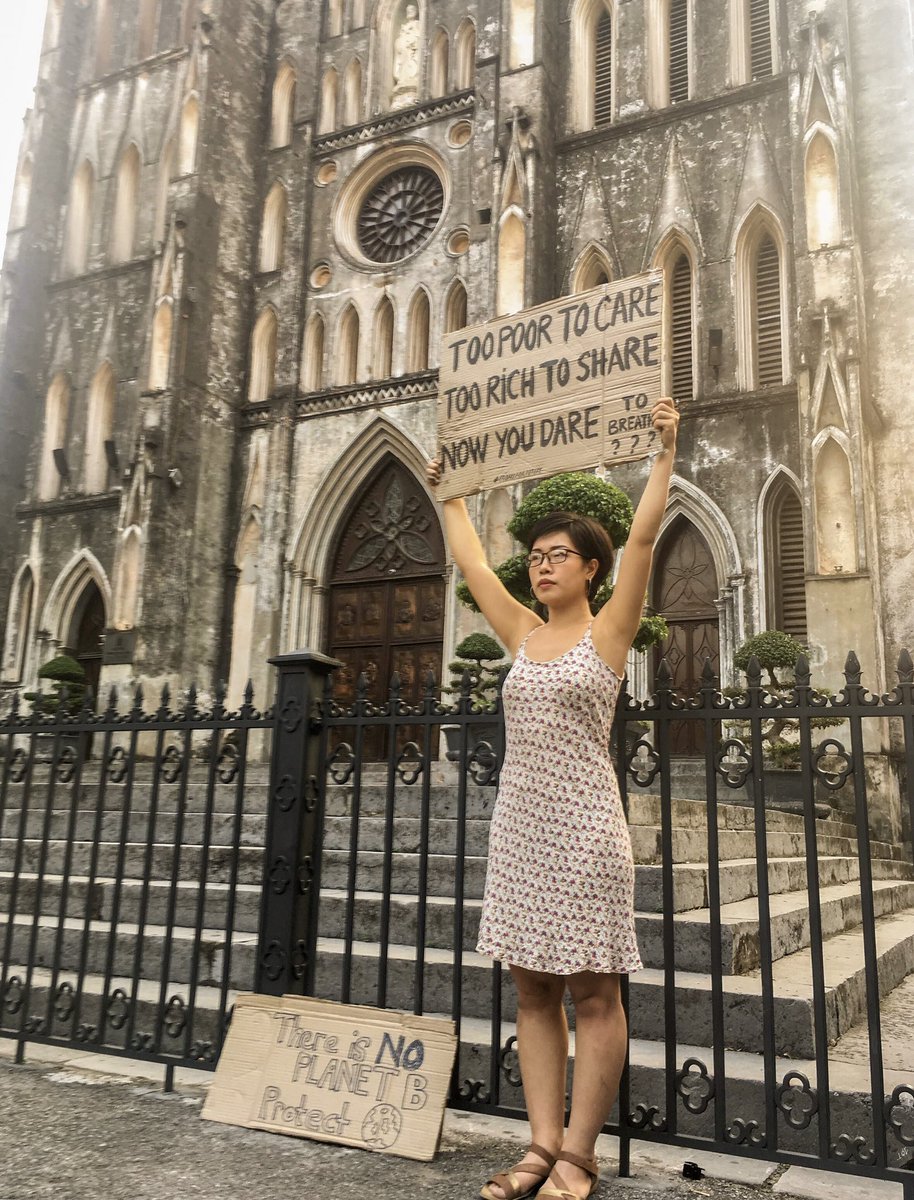 Sometimes just 1 picture of 1 person, can be a symbol of the global #climatestrike, like this Vietnamese girl, among a few who dared to strike in Hanoi on Friday, despite risks, to demand action for her city which is among the worst air quality 
#fridayforfuture #civicleader