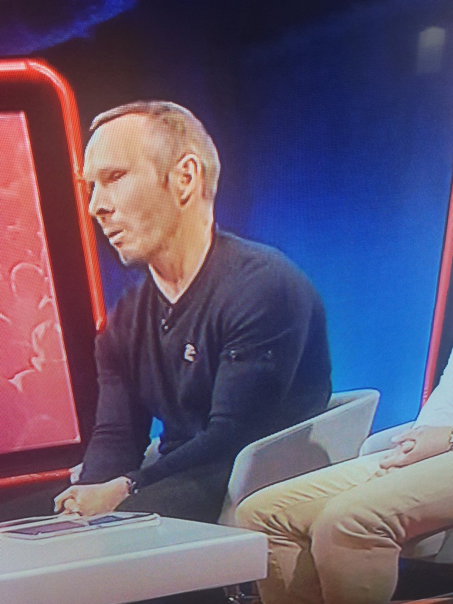 What's the big issue with Stone island when it comes to football and tv shows. Why be made to remove the badge mid programme ? @QuestTV #EFLonQuest