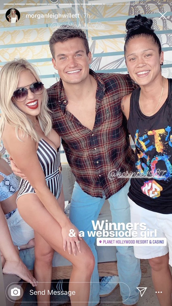btskemibb's tweet photo. What kind of PSYCHO wears this to a POOL ?!?!  #bb21 https://t.co/yJMDnbkIvm