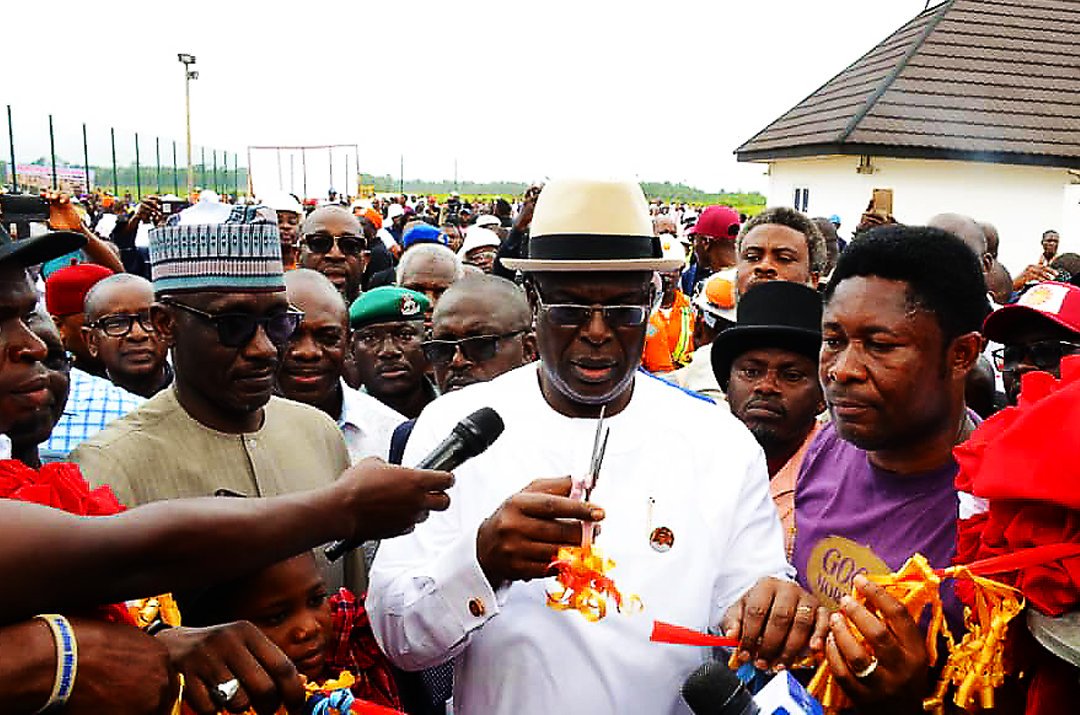 FMPRng's tweet photo. @NNPCgroup @MKKyari @NTANewsNow @jackrichteinjr @Belemaoil_NG @Shell_Nigeria @proshare @Nairametrics @thecableng @PremiumTimesng @TimesNiger He also performed the Groundbreaking Ceremony for the President Muhammadu Buhari 85 km Kula-Degema-Port Harcourt Expressway that will connect Idama and Kula to the rest of Rivers State. /5 https://t.co/LWVYbCKcqf