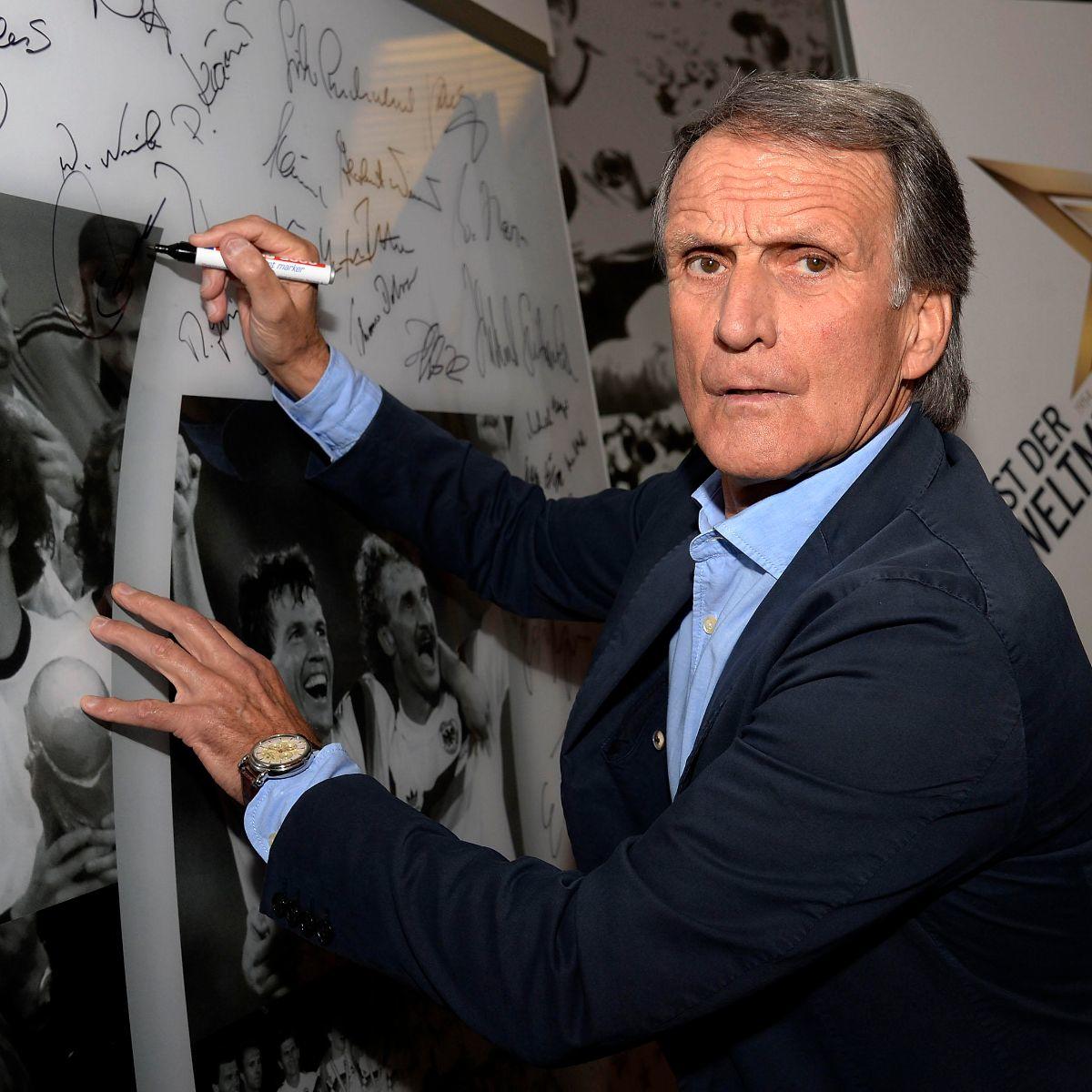 DFB_Team's tweet image. 7️⃣6️⃣ Alles Gute zum Geburtstag, Wolfgang #Overath! 🎁

#Weltmeister