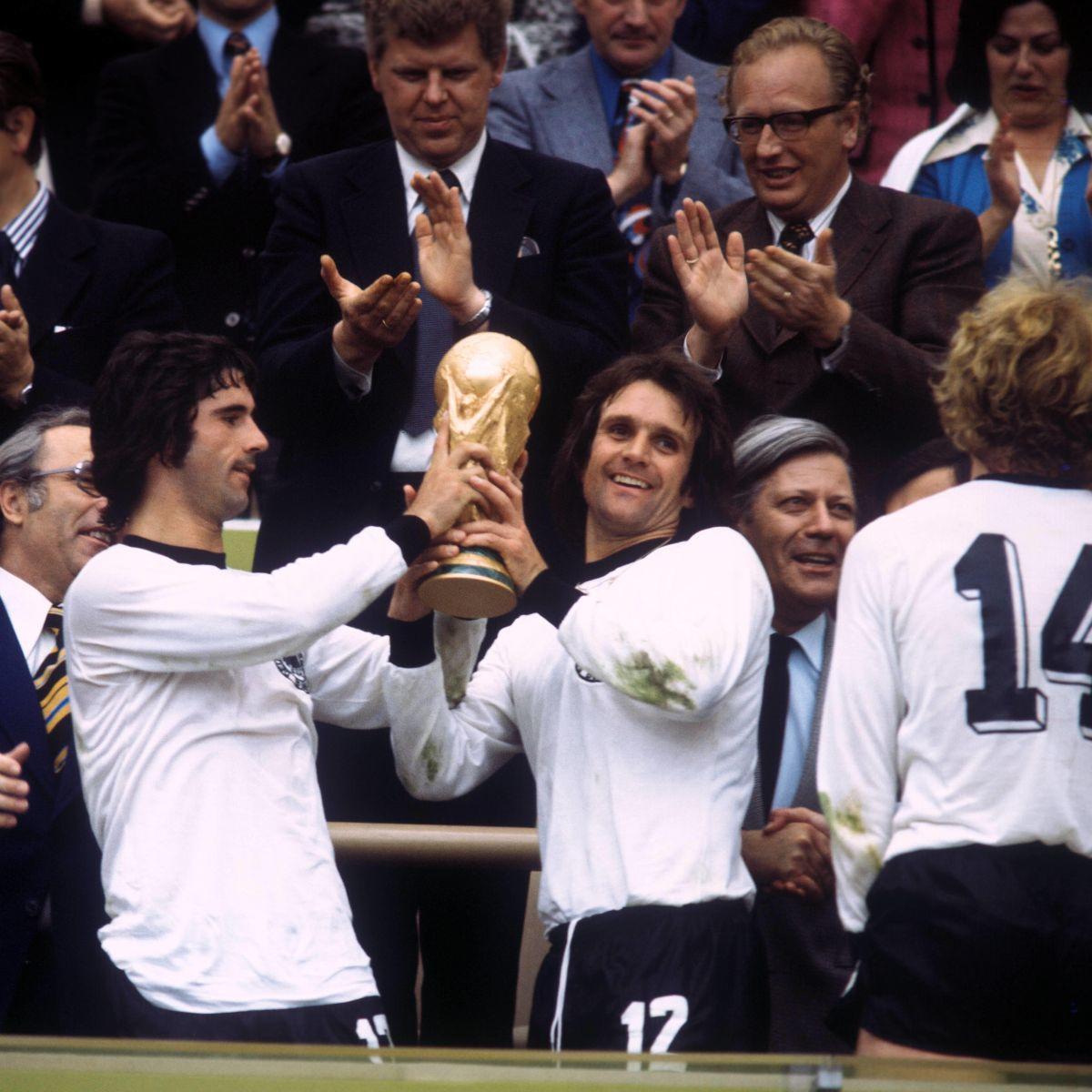 DFB_Team's tweet image. 7️⃣6️⃣ Alles Gute zum Geburtstag, Wolfgang #Overath! 🎁

#Weltmeister