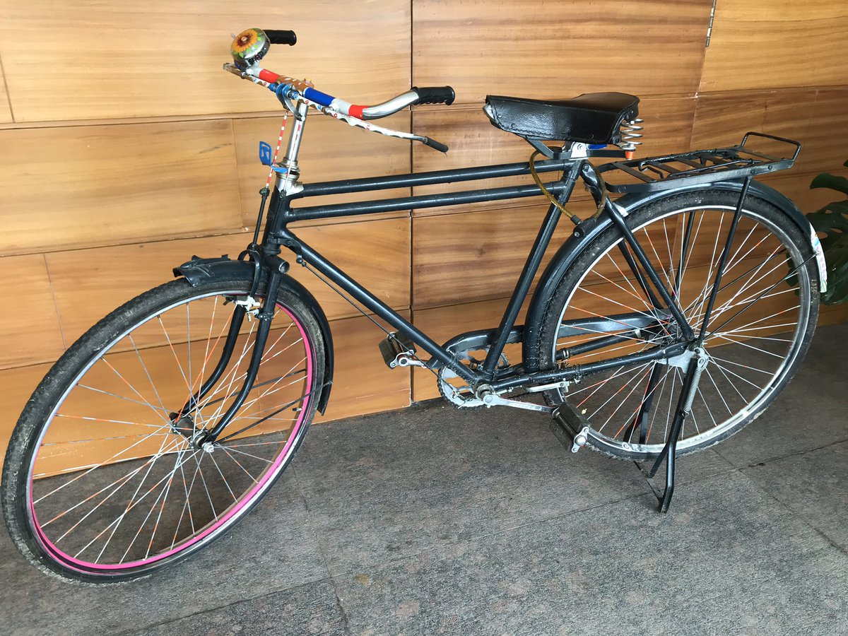 And I learned a lot this morning about the official #bicycle of 🇳🇱 embassy: it’s made in #Sheikhupura in 🇵🇰 and called #Sohrab or baba bike and could in villages easily carry a family #climadiplo #united4climate