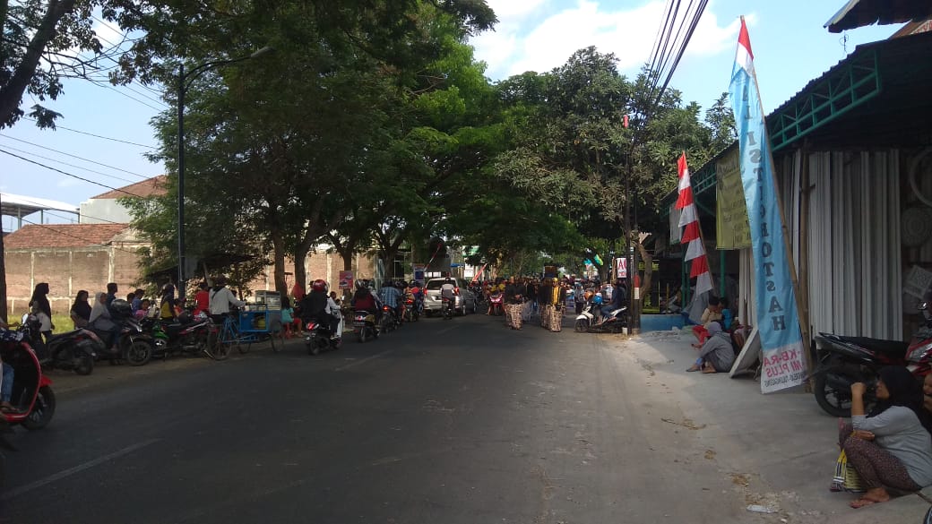OmWalikota's tweet photo. Pasar ngemplak ke barat tepatnya di desa batangsaren ada grebek suro..hati² yang mau lewat daerah sini dipastikan macet #TAevent https://t.co/VjzIEM2ne9
