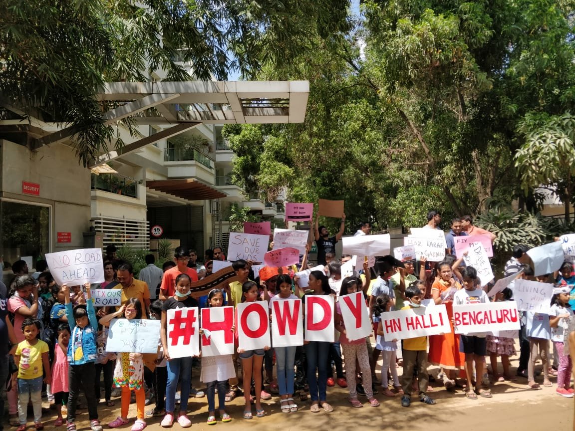 abhishekseth's tweet photo. #HowdyHNHalli #HowdyBellandur #HowdyBengaluru is a request from residents of HN Halli road to show the pain they face due to bad infra. Entire #Bellandur is facing this apathy. Children have come on road to ask for help from their grandpa @PMOIndia @narendramodi  . https://t.co/u87qz2zl04