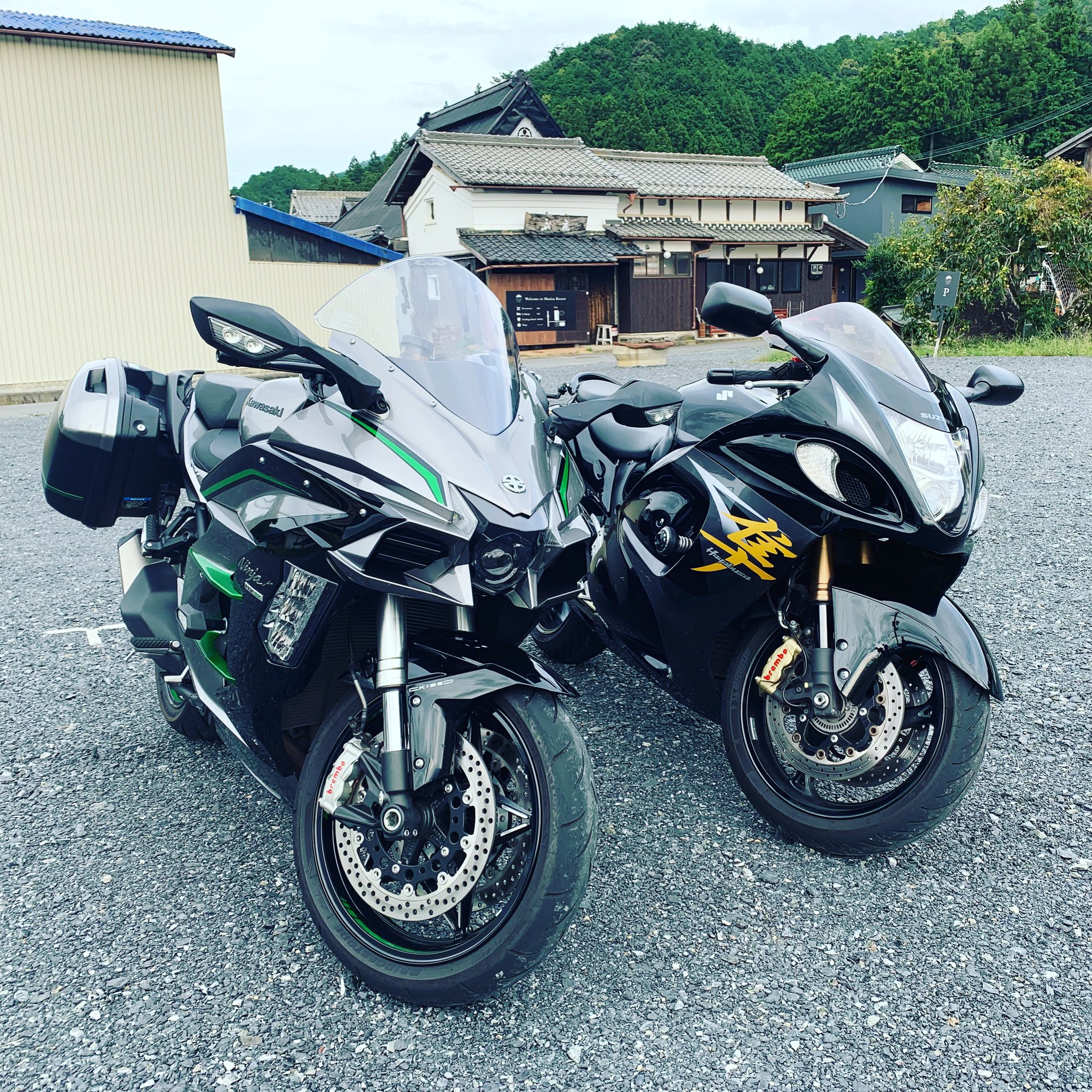 鴻谷佳彦 今日はツイッターで仲良くさせて頂いている 方が わざわざ来てくださいました いや 隼 H2 迫力あります リッターバイクはやっぱり かっこいいです 紳士なお二人で ご近所ツーリングの約束をしました 楽しみです 無鹿