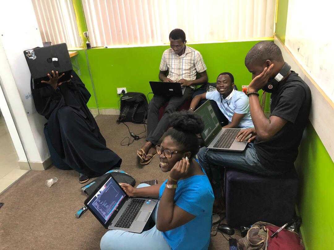 dev_careers's tweet photo. 5 of our junior devs in training at @Cc_HUB Lagos.
These folks have gotten so comfortable learning remotely without supervision, now imagine them working remotely 💪💪💪💪
Thanks to everyone supporting us.
#Laptops4Developers https://t.co/dLrOswDdh7