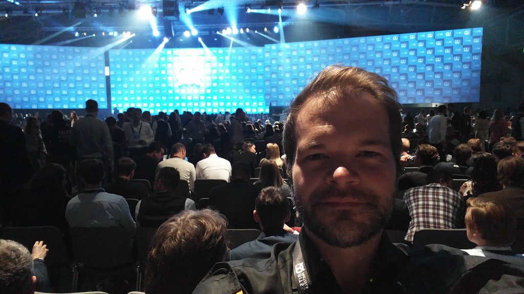 gzgt's tweet photo. Das grosse Warten auf Obama...#BITS19 aber es gibt free coffee und Brezen.... https://t.co/zBA4sBtCv4