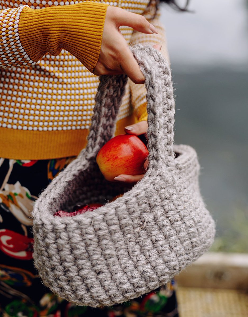 InsideCrochet's tweet image. Issue #118 The Gather Basket
Adorable basket perfect for collecting all your natural treasures 😍 
Shop the printed issue: bit.ly/ICprint
Shop the digital issue: bit.ly/ICdigimag

#SundayFunday #ForagingFun 
Designed by Victoria Haynes