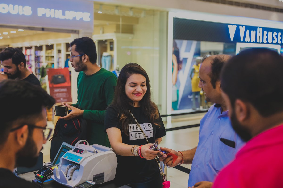 OnePlus_IN's tweet image. Hello Ahmedabad! What a way to turn up to #OnePlusPopUp! Take a look at some of the action🎉🤳