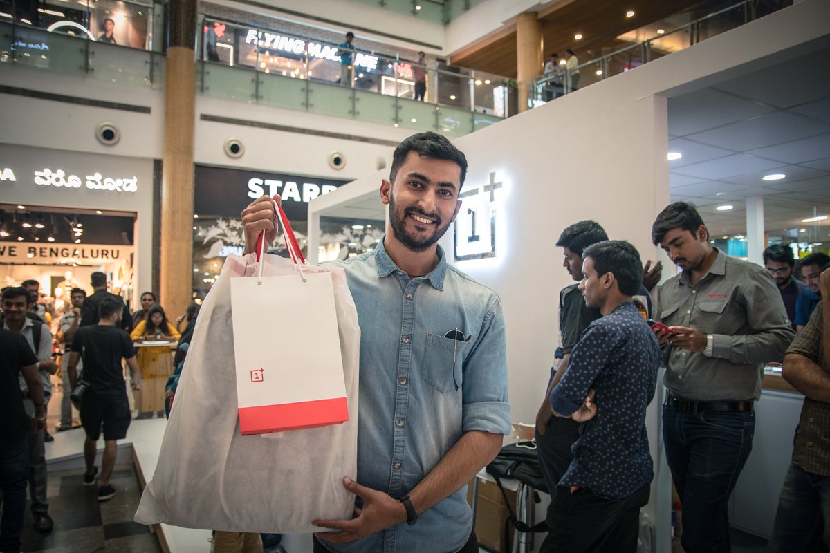 OnePlus_IN's tweet image. Always a good time hosting a #OnePlusPopUp at our home city, Bengaluru! Shoutout to our lovely community for making this fun! 🙋‍♂️