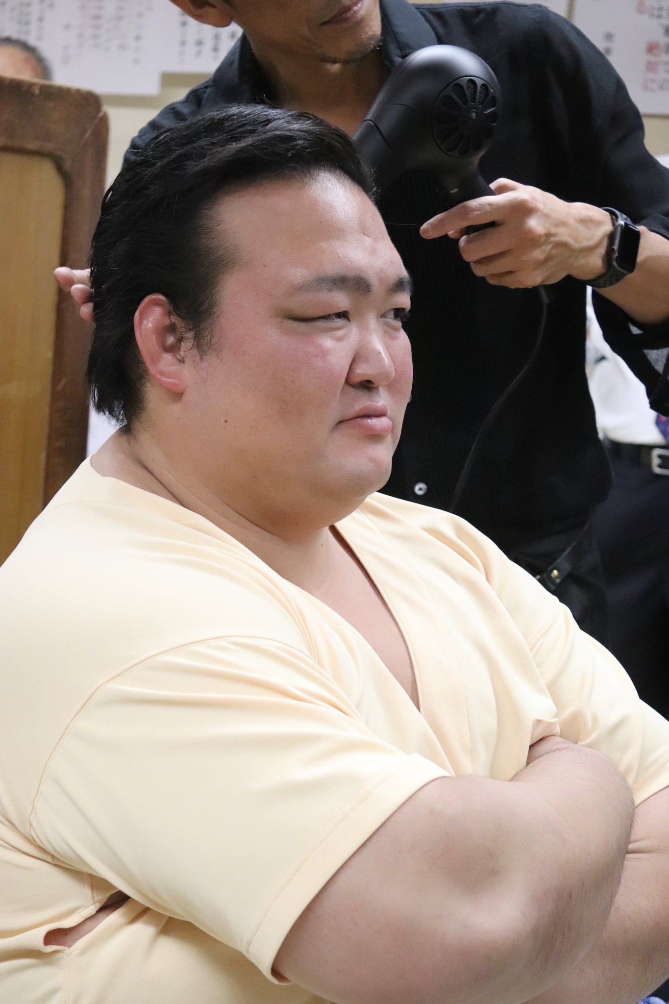 ট ইট র 日本相撲協会公式 稀勢の里引退相撲 整髪中 最後の仕上げの様子 Sumo 相撲 稀勢の里