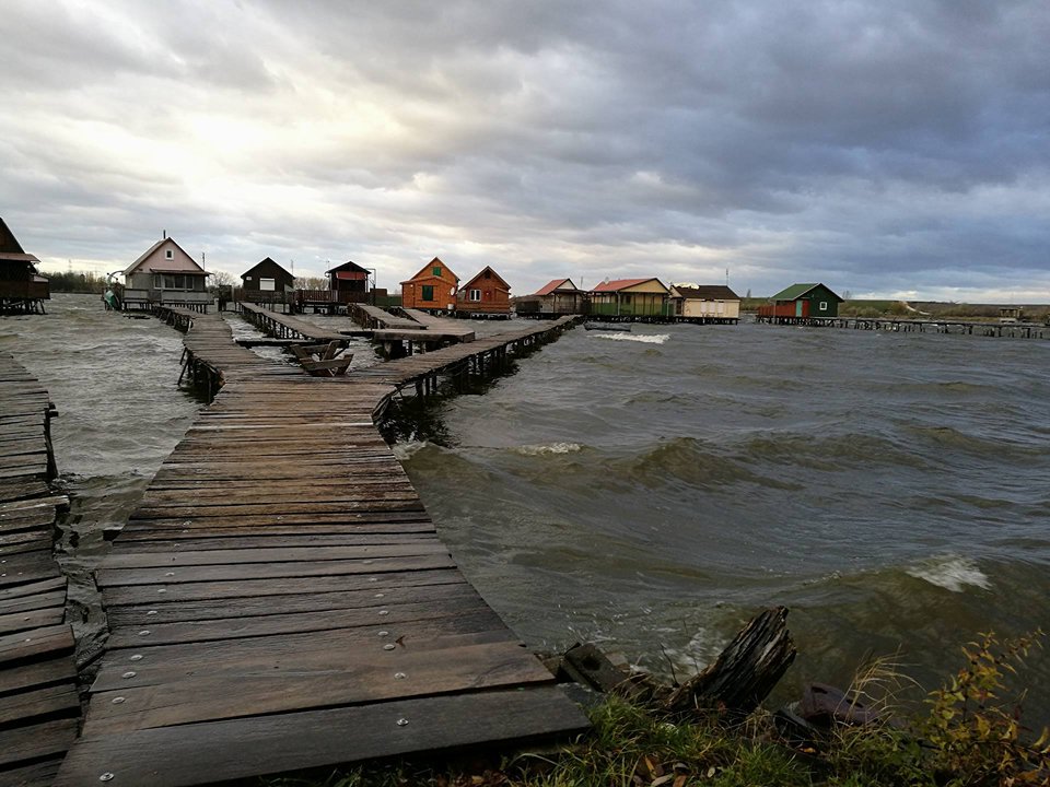 SzentgyrgyiVio1's tweet photo. A kora őszi kellemes, de már hűvös időjárás az igazán alkalmas a kirándulásokra. Erre tökéletes célpont a Bokodi-hűtőtónak nevezett, de mindenki számára Lebegő Faluként ismert látványosság. Rengeteg fotón szerepel és sokan el szeretnének jutni oda! #bokod #lebegofalu #laketown https://t.co/2uOOcRrMnE