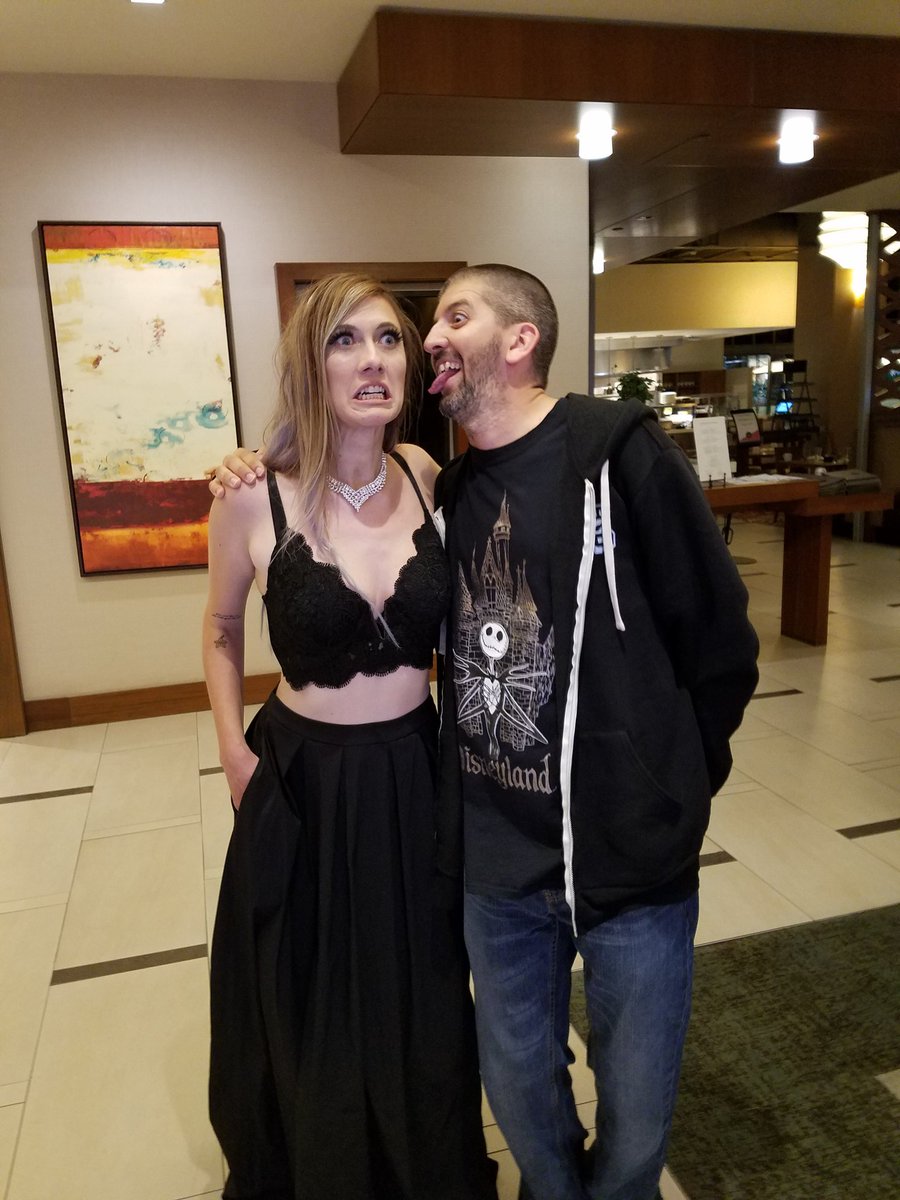 Dem_Bone's tweet image. Best picture of twitchcon 2019.
Can't do any better than this
@gglindsayelyse