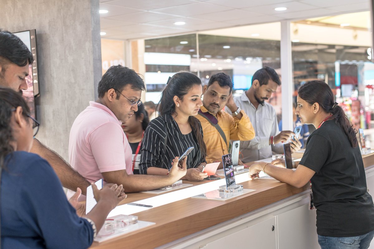 OnePlus_IN's tweet image. Kolkata turned up to a classic #OnePlusPopUp and we loved it! Here’s a glimpse. 🎊