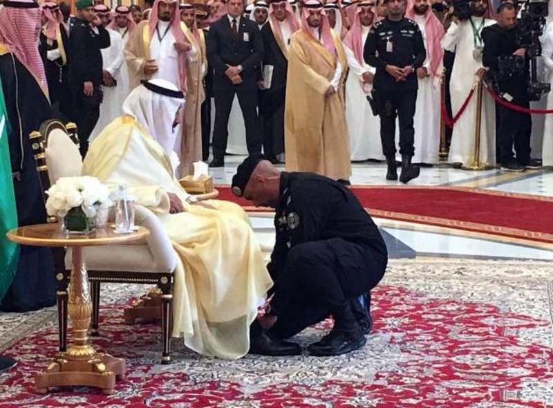 مشاهد لا تُنسى بين "#عبدالعزيز_الفغم" و #خادم_الحرمين.. يقظة وأمانة وعلاقة أبوية خاصة.

sabq.org/g9SpGv