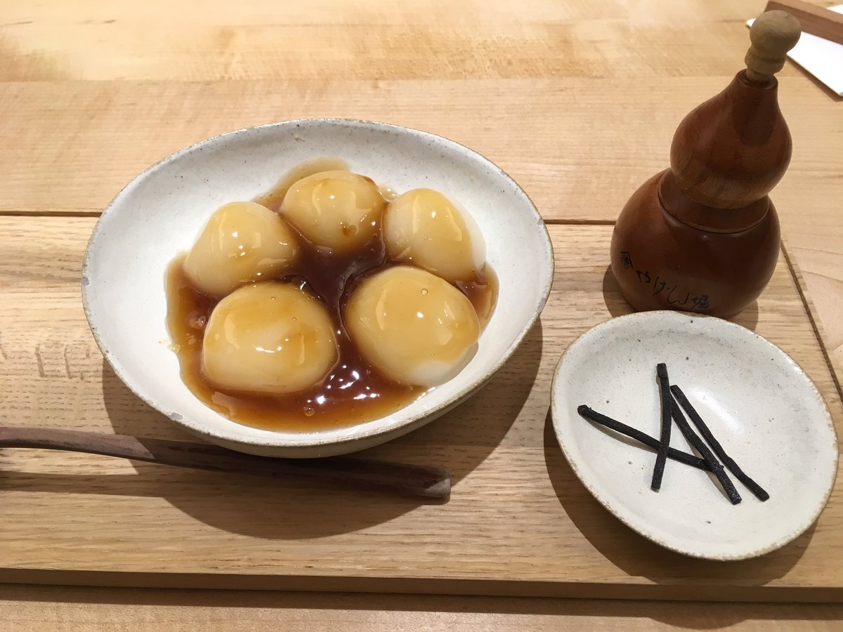 絵理 浅草 甘味 みつや みつ白玉 温 みたらしを注文 熊本県産の白玉粉で作る白玉は出来立てなのでアツアツもちもち お団子の小さなサイズではなくお餅を食べている大きさ 隣の七味唐辛子専門店 やげん堀 の七味をかけて食べるとまた味わい深い