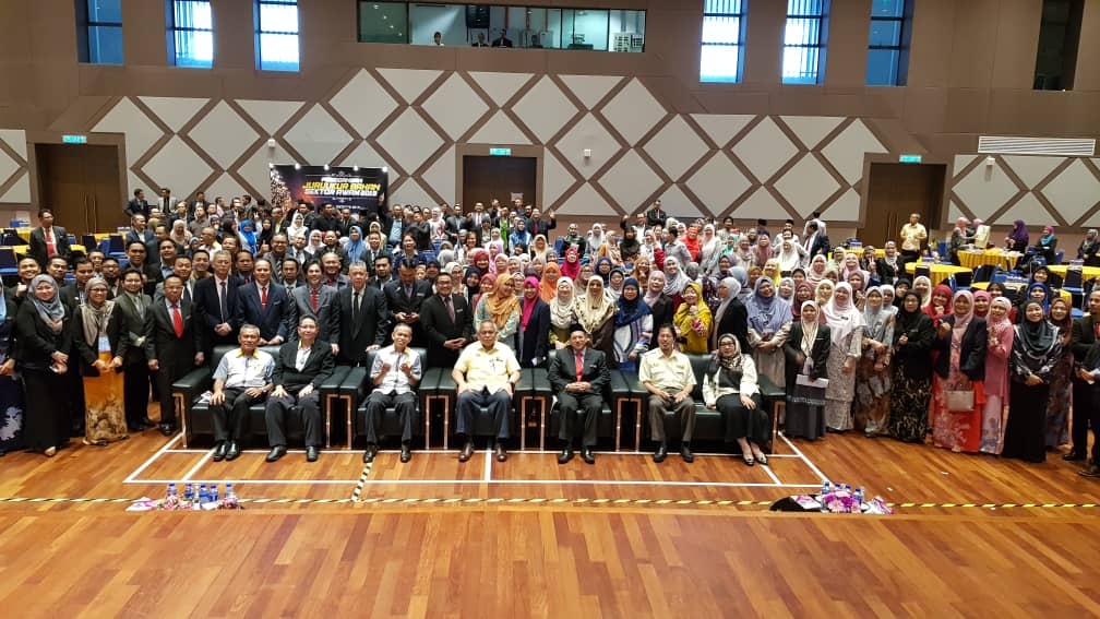 Selesai sudah upacara Persidangan Juruukur Bahan Sektor Awam 2019 yang telah disempurnakan oleh Dato'@kpkrjkr. Anjuran bersama <a href="/JKRCKUB/">Cawangan Kontrak & Ukur Bahan</a> <a href="/JKRMelaka/">JKR Melaka</a> <a href="/CREaTEJKR/">CREaTE</a>. Terima kasih Dato' KPKR <a href="/JKRMalaysia/">JKR Malaysia</a>. Terima kasih juga kpd Pengarah Kanan CKUB <a href="/zuljkr/">zulkifle mohammad</a>