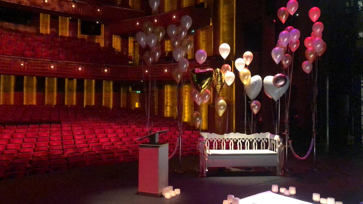 EventsZT's tweet image. Vanmiddag nog niets te doen? In Theater de Spiegel is een #Trouwbeurs!! Er zijn nog kaarten! Doe mee met onze #winactie en maak een selfie in je eigen trouwceremonie Win kaarten voor de #musical Alles is Liefde bit.ly/2mBHxPi