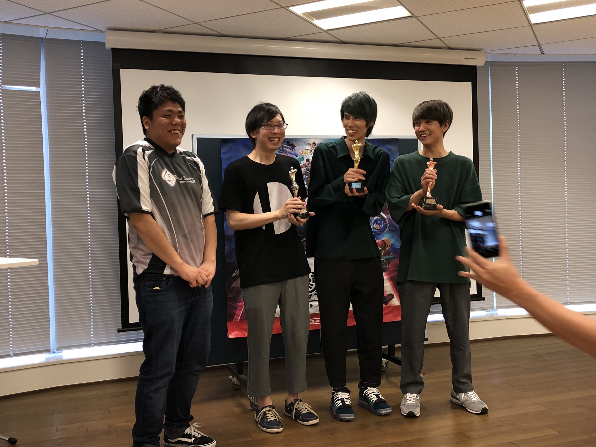 R2g Rayroadgaming R2g 本日かめめがuuum様のスマブラ大会に解説者として参加させていただきました 優勝は実況者のポルンガさん 白熱した試合で大盛りあがりでした R2g スマブラuuum杯 かめめ T Co Thdxgspd6m Twitter