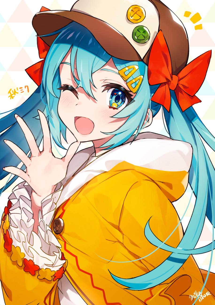 Mika Pikazo 初音ミクの四季シリーズフィギュア オリジナル秋服ミクが色を変えて再登場します 新しいミク と２年前にデザインしたミクイラスト ゲームセンターなどでゲットできますので お見かけの際はよろしくお願いします 初音ミク T