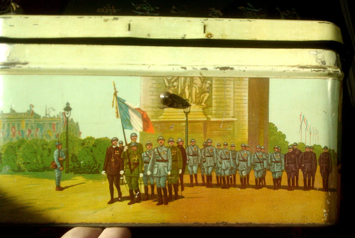andyblanck1's tweet photo. celebratory box parade of Victory, July 14, 1919 in Paris. The box was produced in Bern.
#ww1 #oldbox #metalbox #Versailles100 https://t.co/QOzAjDhpWD