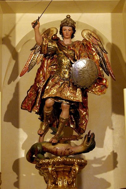 "San Miguel canta en los vidrios; 
efebo de tres mil noches, 
fragante de agua colonia 
y lejano de las flores."

Federico García Lorca